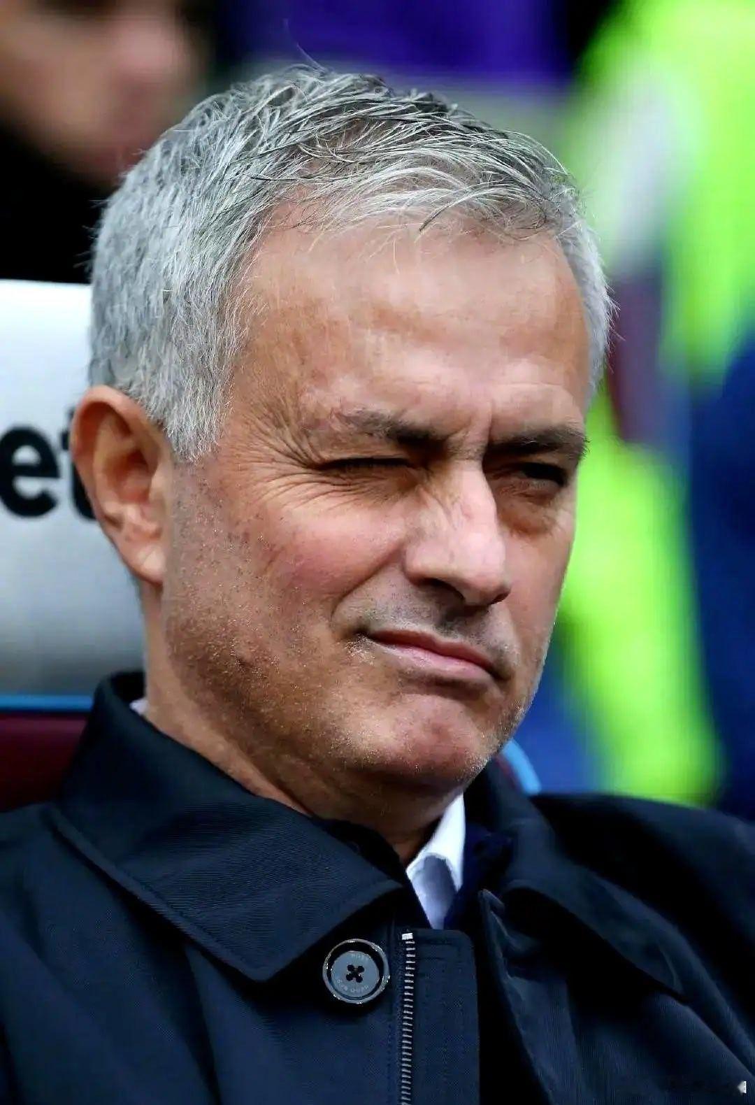 最该回来救火的人，用最狠的方式关上了门。穆里尼奥刚刚推掉了皇马的电话。不是婉拒，