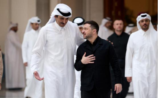 泽连斯基被逼得没辙了，放下国内的战事不管，专门跑到海湾搞推销，3月28号一结束访