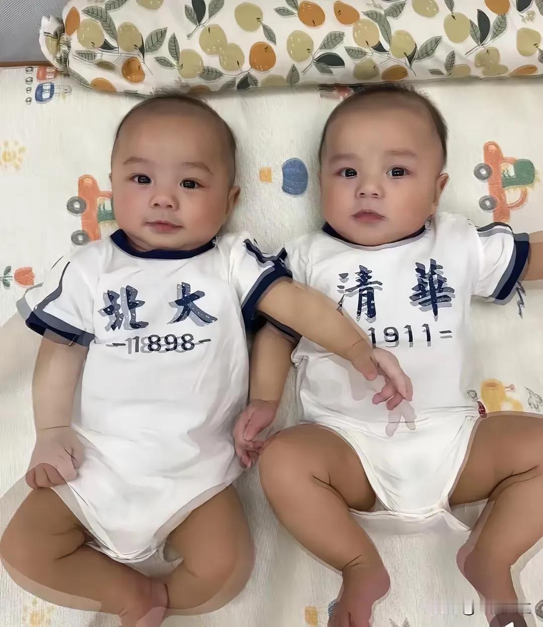 一群实习生，硬是从死神手里抢回了一条早产宝宝的命！双胞胎早产，其中一个气息