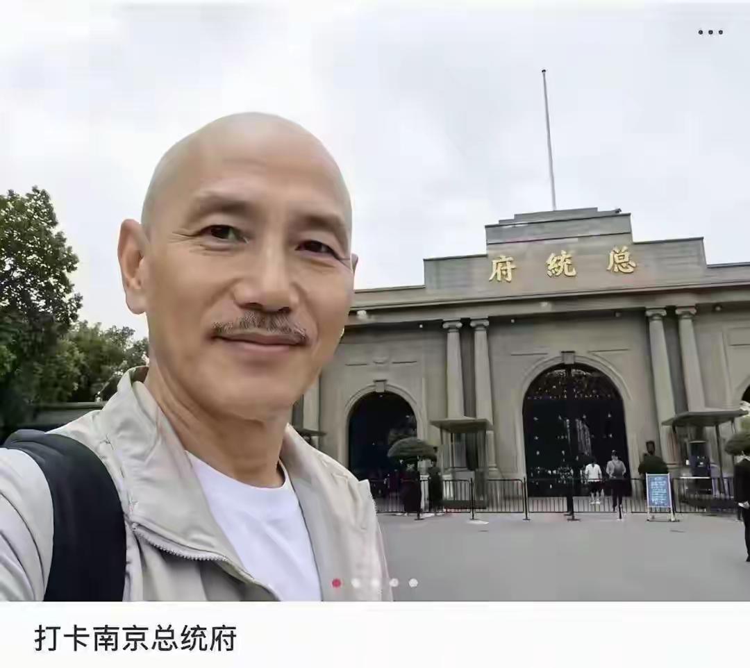 蒋介石回来了？近日在网上看到一张照片，一个酷似老蒋的人在南京总统府前打卡。不得不