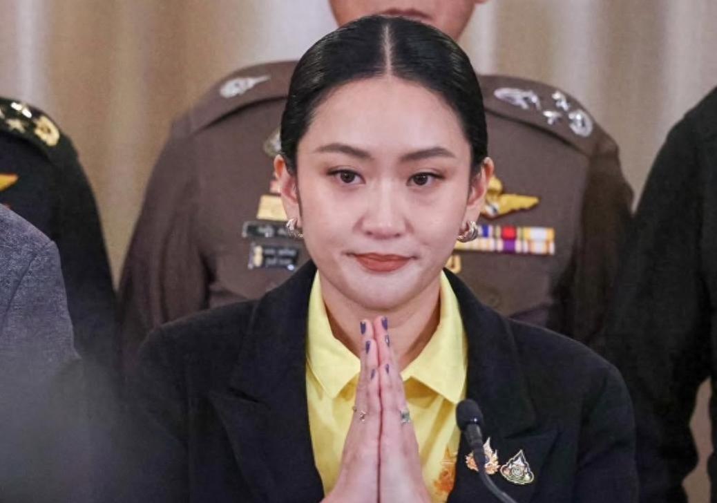知错就改，佩通坦公开致歉眼含泪水！穿皇家黄polo衫向泰王致敬，泰王并未责怪她，