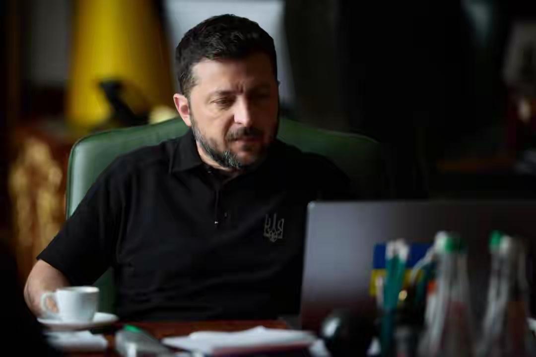 特朗普一通忙活儿，最后却为乌克兰做了嫁衣。据新京报报道，“泽连斯基表示乌美安全保