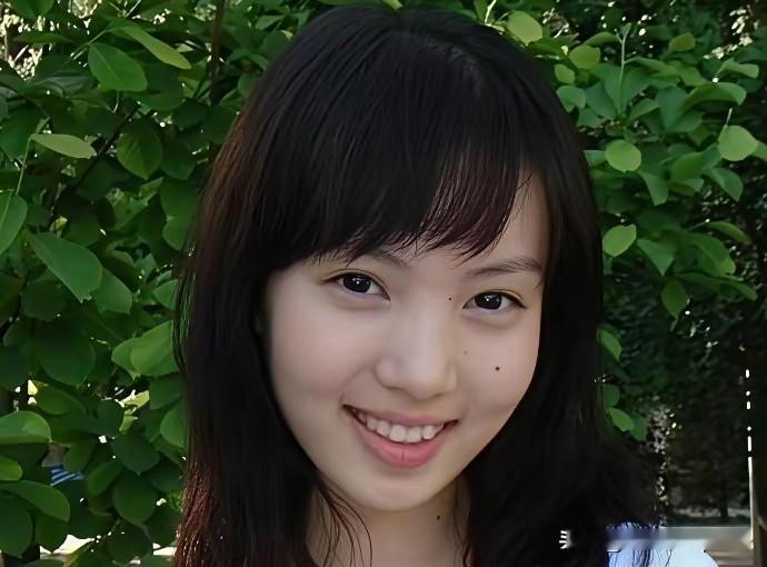 看金晨早期图片原生鼻子其实也挺好的，照片里秀气又自然，跟现在比反而更有辨识度。