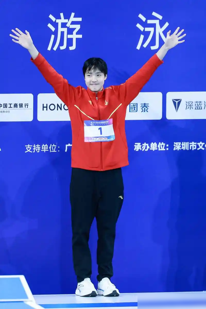 13岁，把叶诗文保持了13年的亚洲纪录给掀了。于子迪，河北保定人，2012年10月生。6岁跟着爹去水