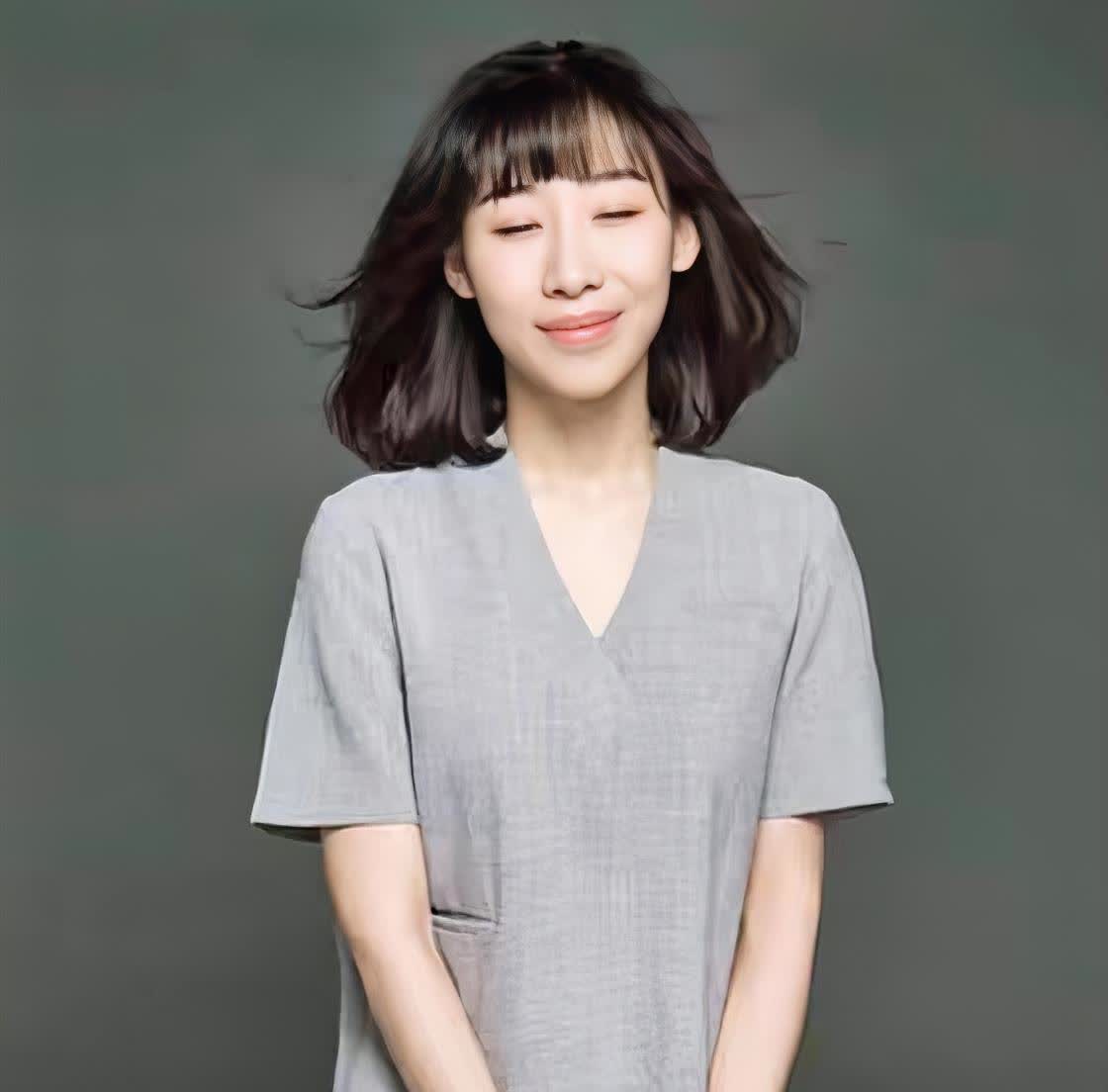 任素汐的家庭背景如下：一、原生家庭：任素汐出生在山东烟台莱州一个普通家庭。父