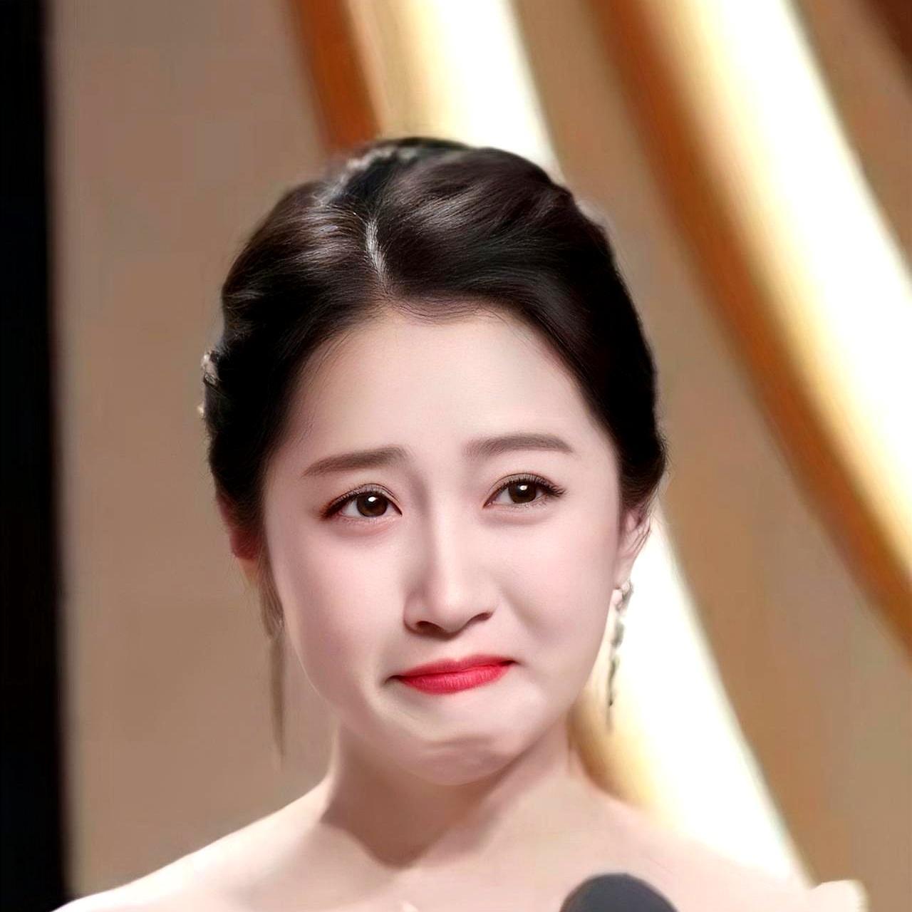 关晓彤和鹿晗这事儿，大家心里估计都有数了。生日祝福没了，互动也停了，明眼人