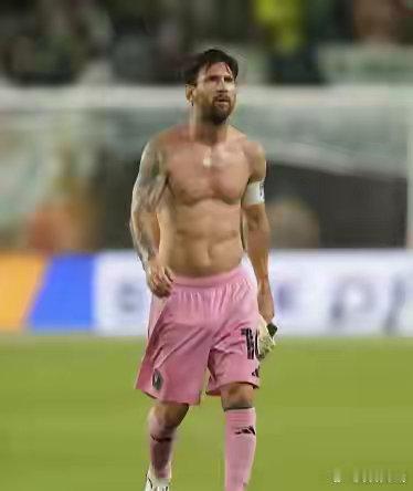 看了他们的肌肉就知道谁是球王！梅西的肌肉就是一滩死肉，罗哥的肌肉才是一整个活肉