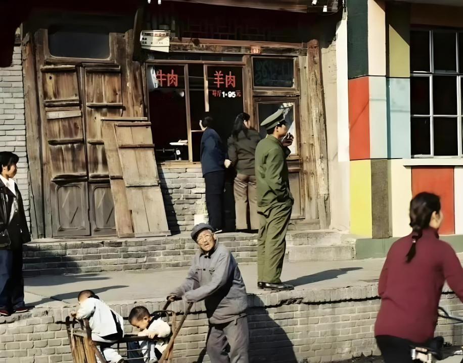 如果当年那件羊毛衫上沾的不是被害人的血，而是他自己的，李化伟的一生会不会是另一个