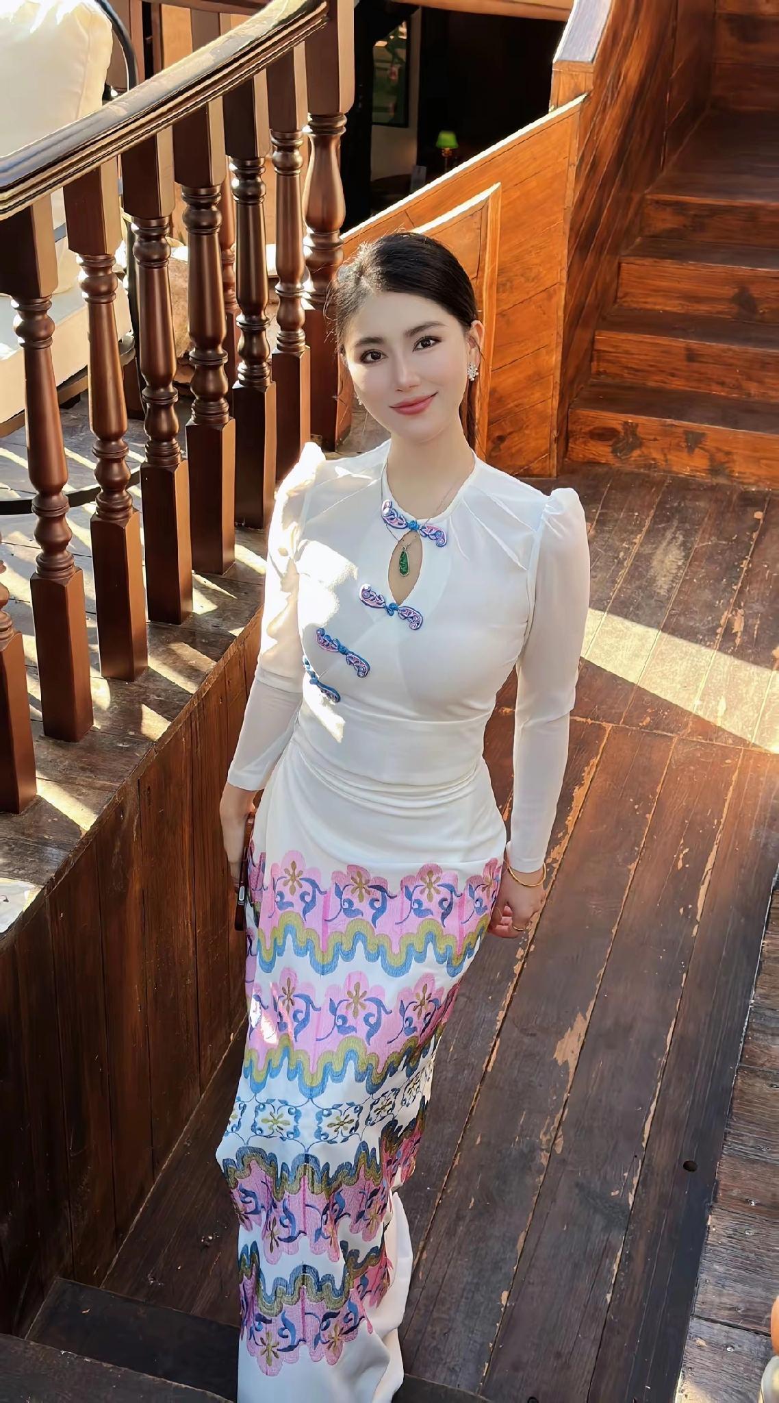 优雅白裙搭配彩色长裙，木楼上的清新穿搭什么年龄的女人最有气质高清美女女人在多