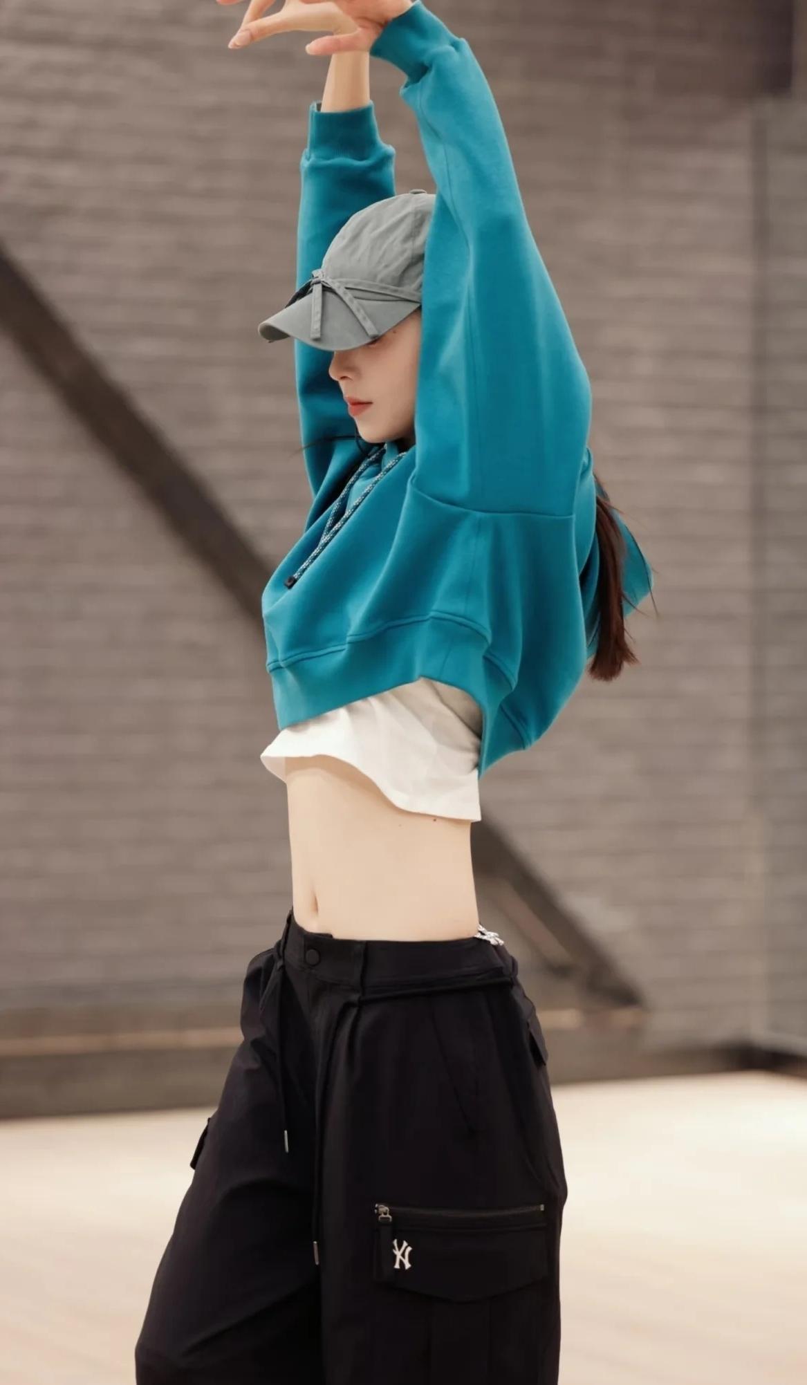 这届浪姐舞台的大惊喜，陈瑶的甜美可爱风兼具清冷自信的舞台感觉绝了！有哪些美女让人