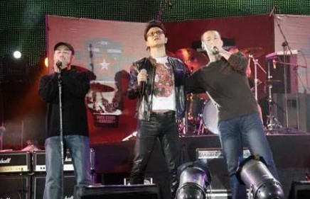 2011年，汪峰把大火的旭日阳刚给告了，说他们侵权，以后不准再唱《春天里》这首歌