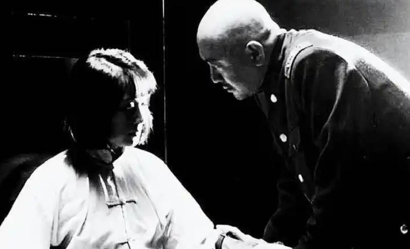 1941年，汉奸头子周世奎半夜审讯女地下党，当他掀开对方头发时，却瞬间面如死灰，