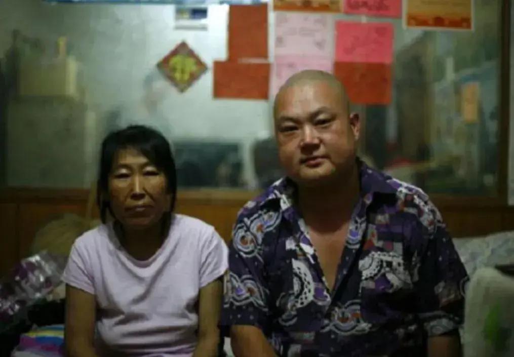 2011年9月，北京东城区法院。一个中年男人站在被告席上。法官问他：为什么刻假章