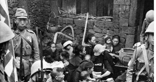 1944年正月，天寒地冻，伪军把一个奄奄一息，光着身子的少女扔在乱石堆上，几条野