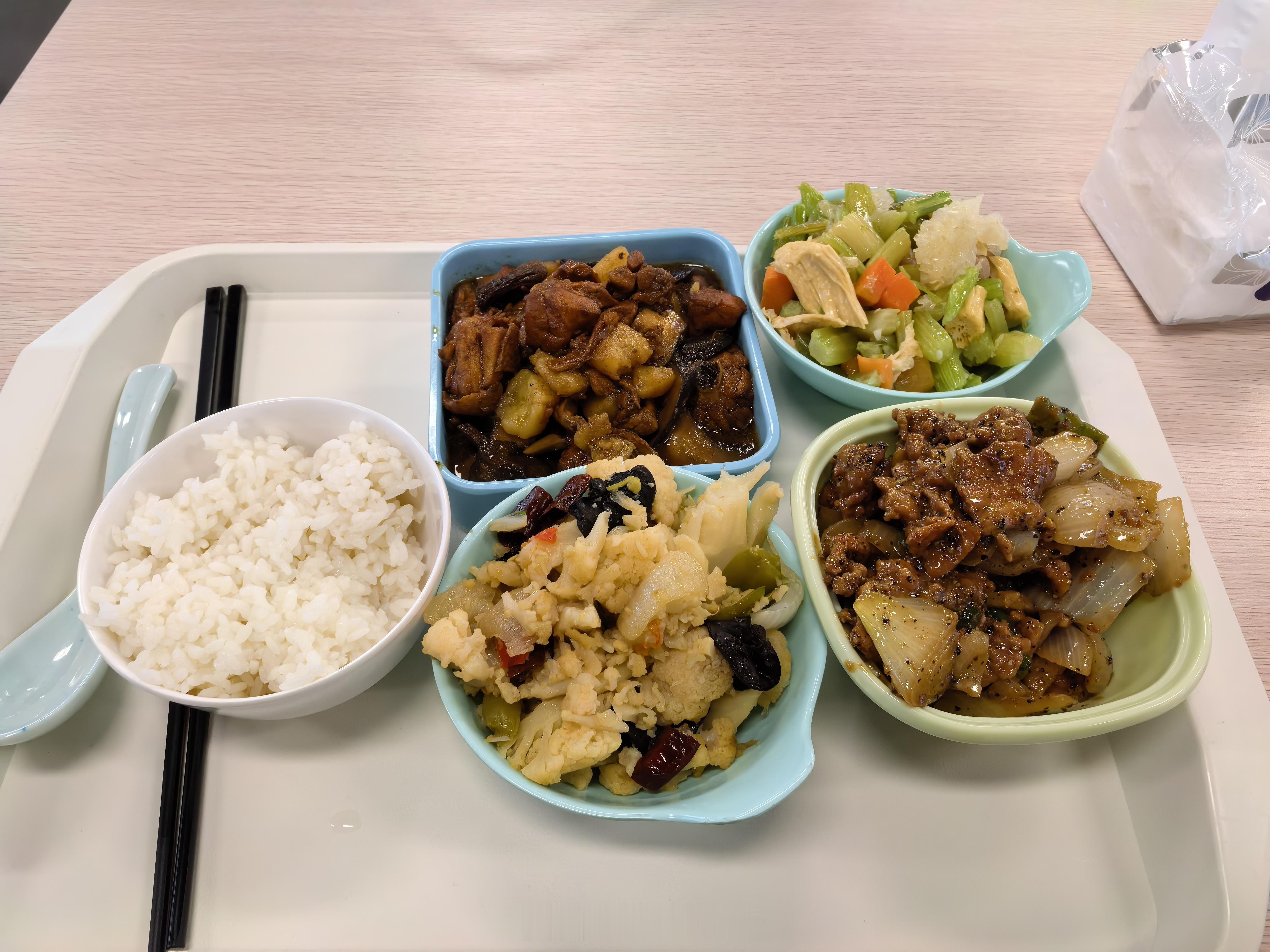 终于恰上理想饭堂了。印象比较深刻的一点是，食堂阿姨相当热情，嘴上不断说多吃点，手