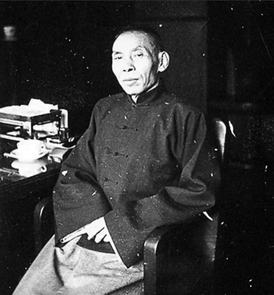1951年，杜月笙临终前让女儿取保险柜，家人以为要分钱，激动不已，打开那一刻，所