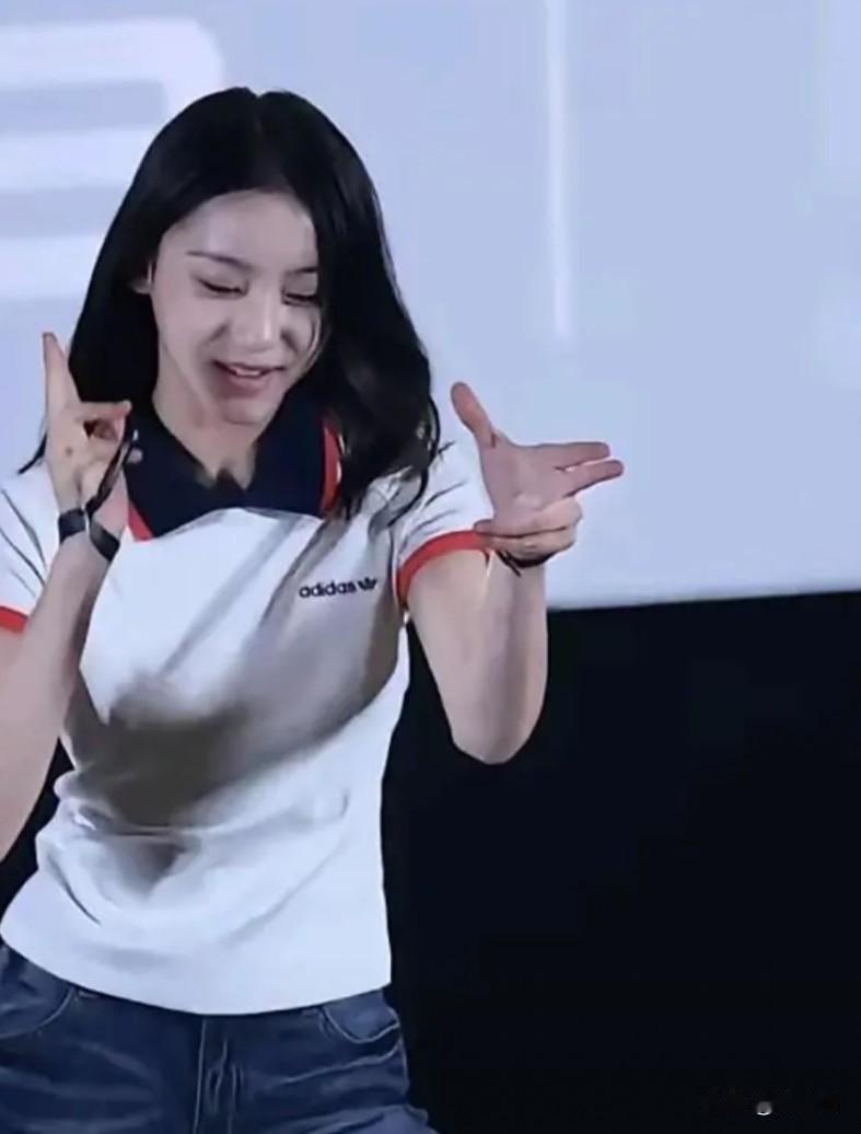 你知道早熟的女孩能有多早熟吗？刘佳玺，今年才13岁，可大家都说她看着像23岁。