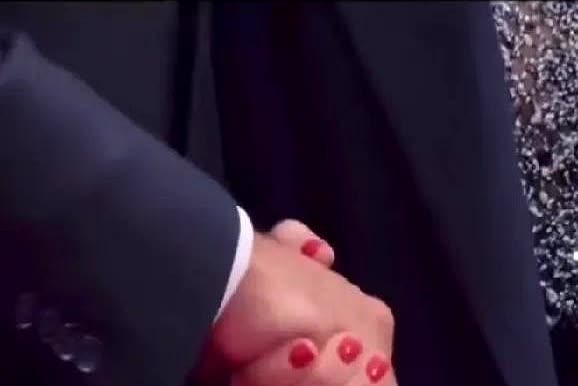 马克龙和梅洛尼十指相扣，紧紧的不愿松开。人家梅洛尼和马洛克才是，青梅竹马，两