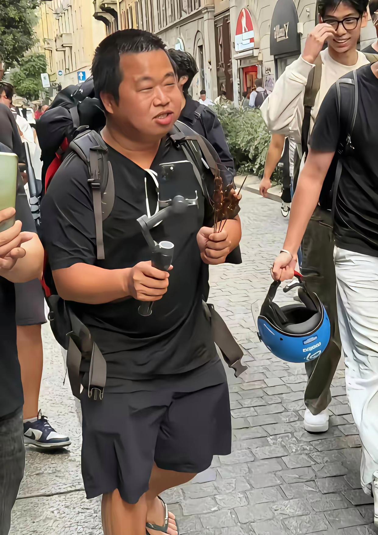 蓝战非其实已经够低调了，出门在外总是短袖短裤加一双万年人字拖，不熟悉他的人或者不