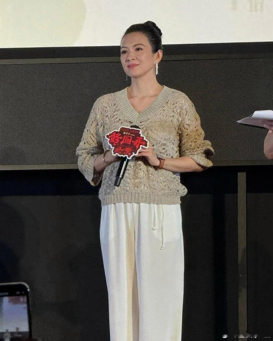 46岁章子怡增肥后这状态，美到晃眼！浅棕镂空针织衫配白色阔腿裤，松弛又温柔，增肥