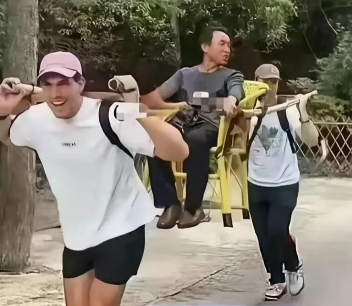 果然洋相还得洋人出，两名澳大利亚游客在旅游景点，花钱雇了一个轿子，两个老外眉开眼