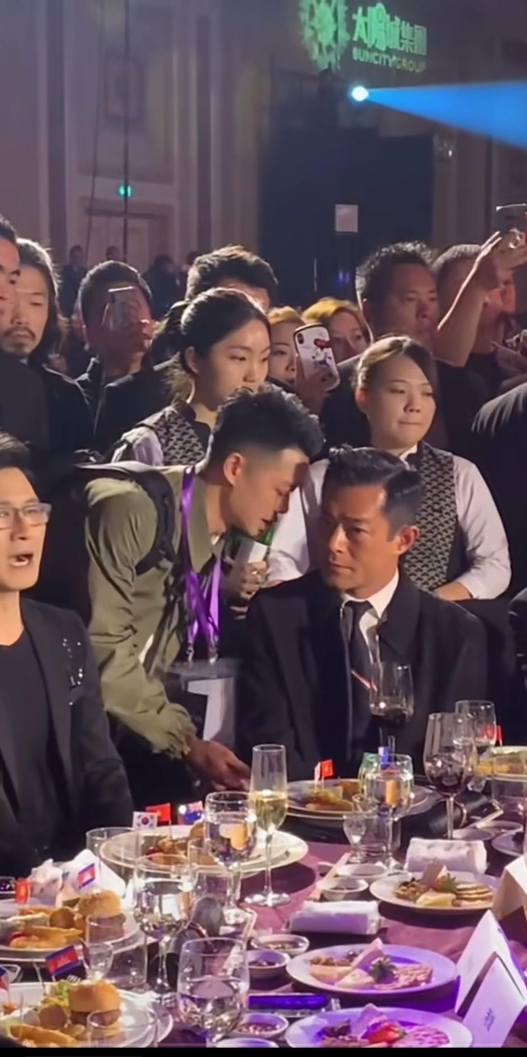 古天乐，这是在什么场合，为什么都站着呢？