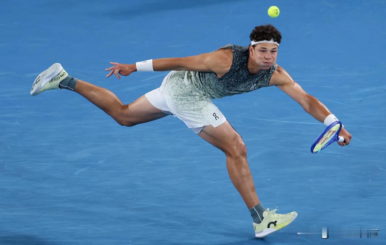 澳网男单第三轮一场焦点战，赛会8号种子谢尔顿轰出15个ACE球和48个制胜分，仅