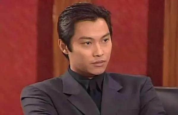 片酬从四千一夜跳至四十万？这传奇经历属于影星谭耀文。1998年，他凭《野兽刑警》