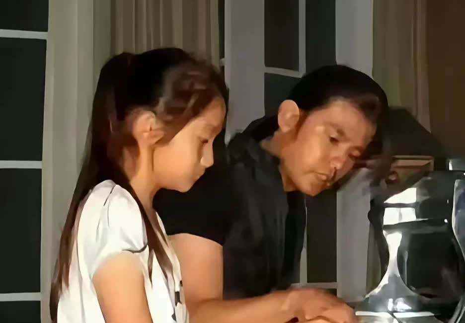 关晓彤有多牛？从小的钢琴私教竟然是周杰伦，演绎世家，从小就认识张艺谋！​