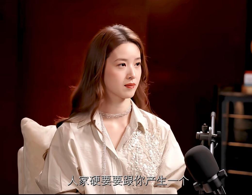 估计章泽天也没想到，自己就是采访了何超琼，不仅让她本人又火了一把，竟然连她脖