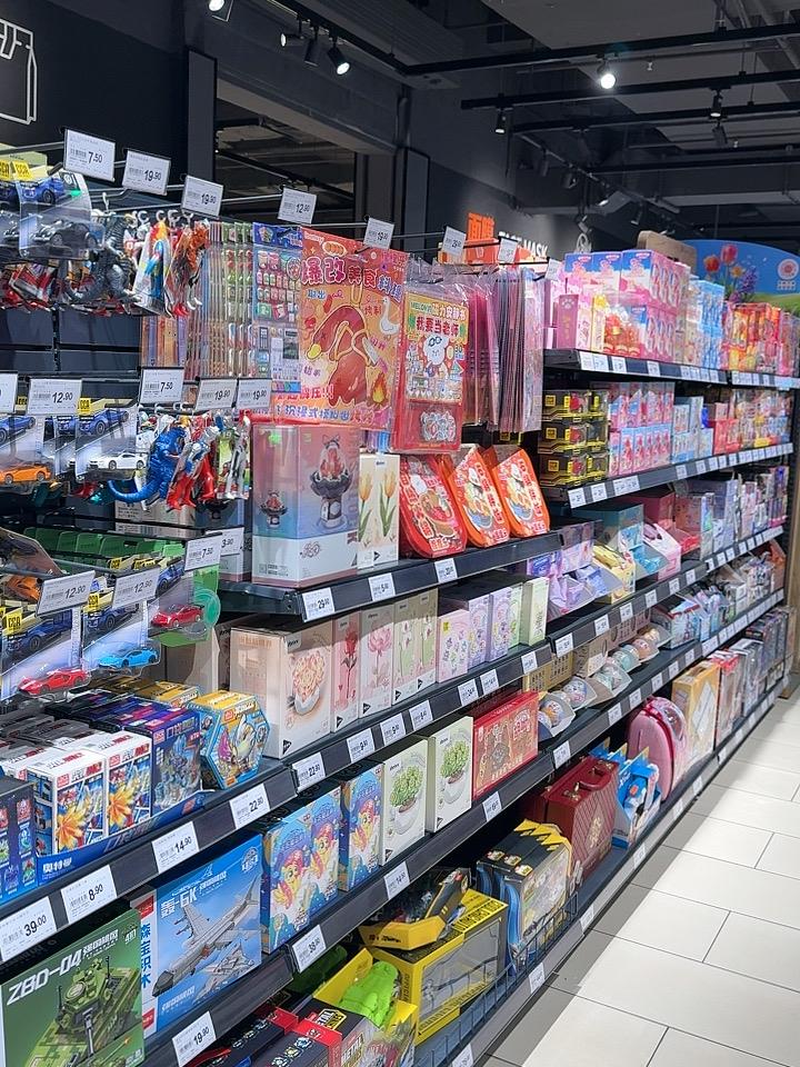 单位里，人如果过度的节俭，舍不得吃，舍不得穿，那你省下来的其实不是钱，而是一个廉