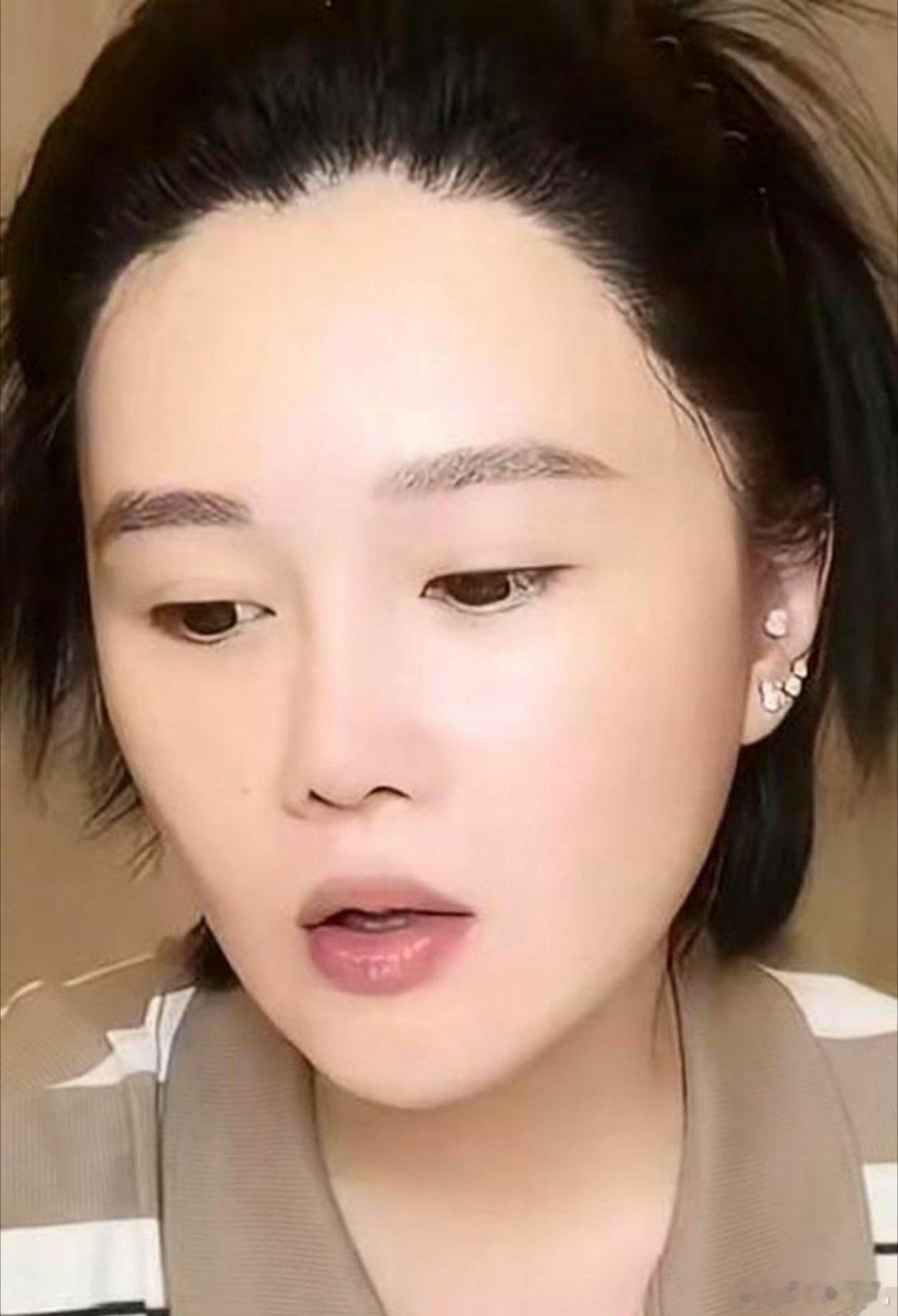 直播间里，有人放话要花2000万包养球球一年，还附赠海景房。球球没翻脸，笑眯眯接招：“先刷个穿云箭让