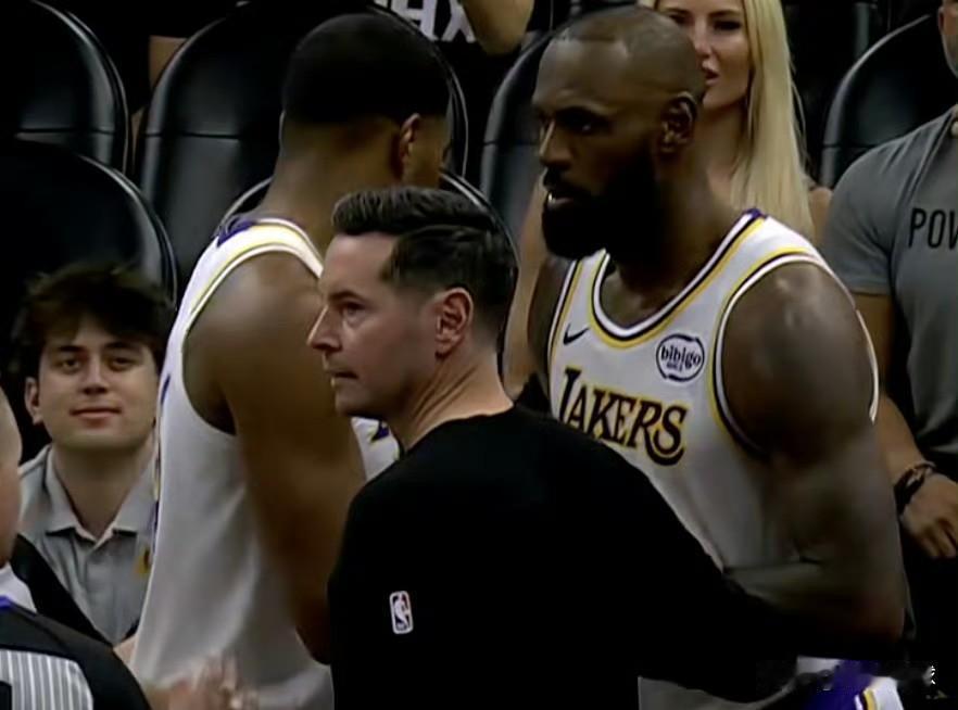 狄龙太会搞詹姆斯心态了！第三节开局，狄龙再度让詹姆斯情绪失控，他将篮球拍到了