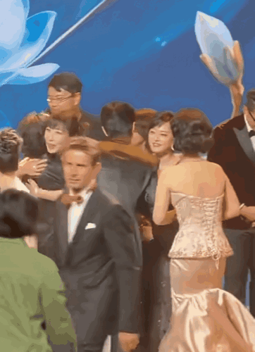 白玉兰颁奖结束后，孙俪对肖战说：后面有、后面再战。两位演员在今晚陪跑视帝视后，但