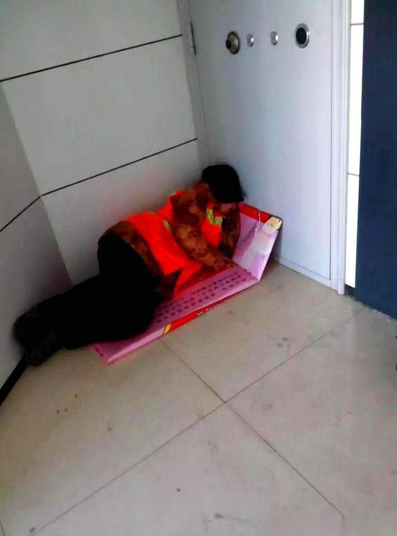 春节值班表拍下来，我的名字，死死钉在大年三十那格里。我捏着那张纸，推开领导办公