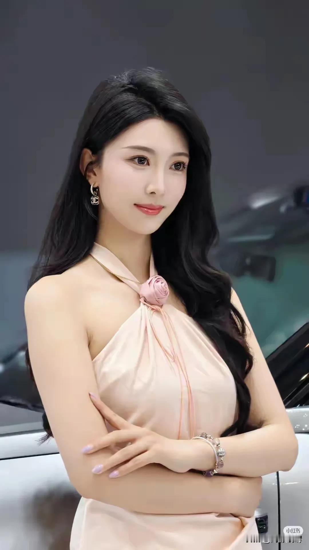 当车轮转动，城市成为流动的画卷，山川化为磅礴的诗篇。美女究竟能有多美美到骨子里