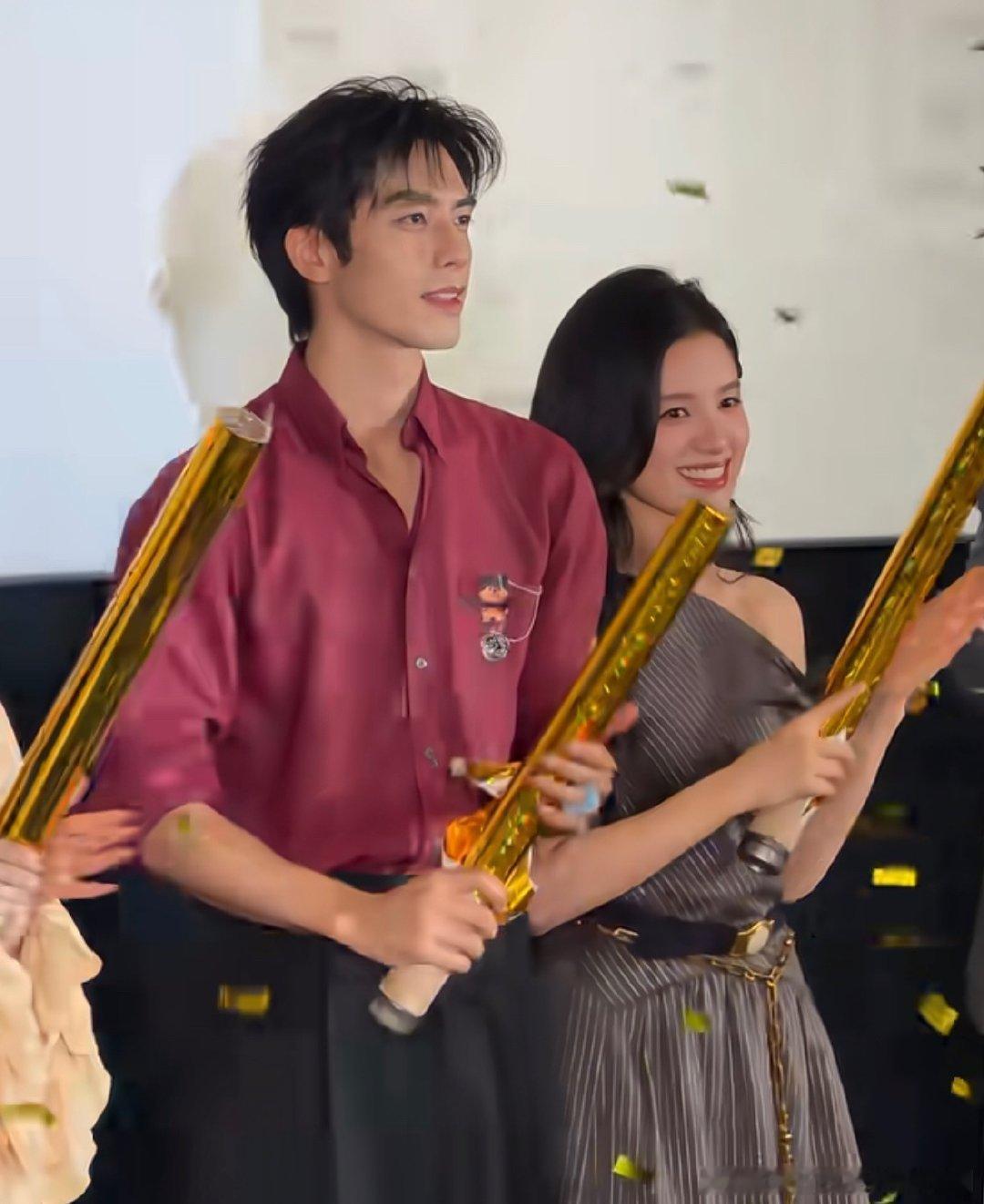 宋威龙张婧仪这次学会放礼花了一回生二回熟，哥妹俩终于把拧不开的梗给圆回来了！还记