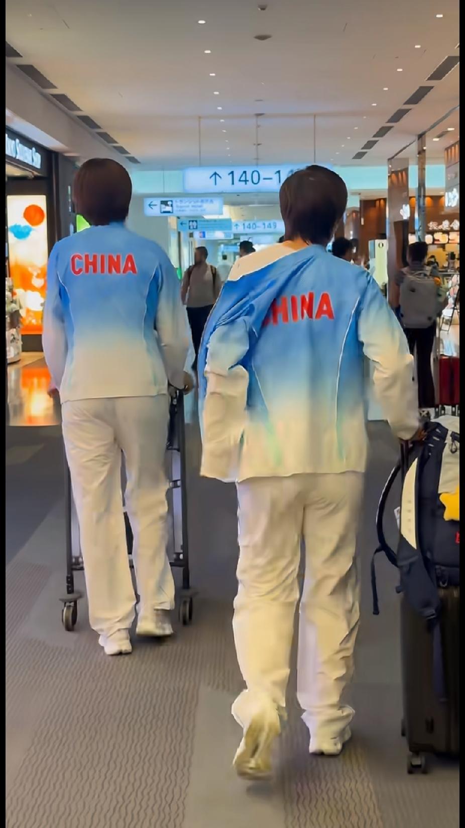 机场抓拍王曼昱，这脱外套的动作也太丝滑了！一边推着行李箱往前走，单手直接把外套