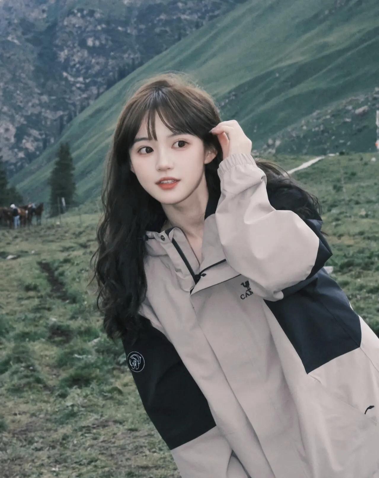 山间少女，微风轻拂，自在悠然。