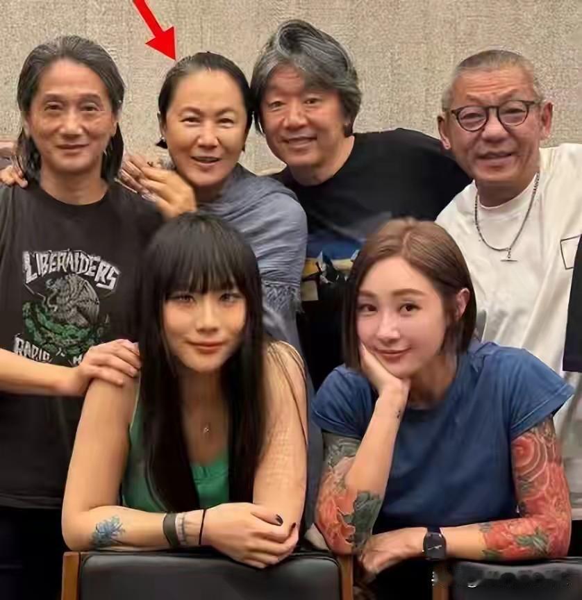 窦唯前妻高原57岁生日照片公开，头发花白稀疏发际线后移，状态比王菲差太多了，也许