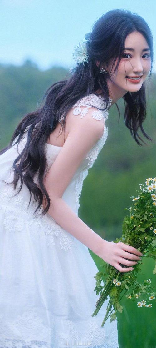毛晓彤，蕾丝白裙，是甜美少女的模样。