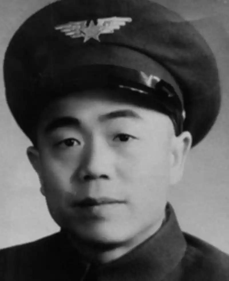 1965年，聂凤智将军在疗养院休养时，发现年轻的女护理员沉默寡言，少有笑