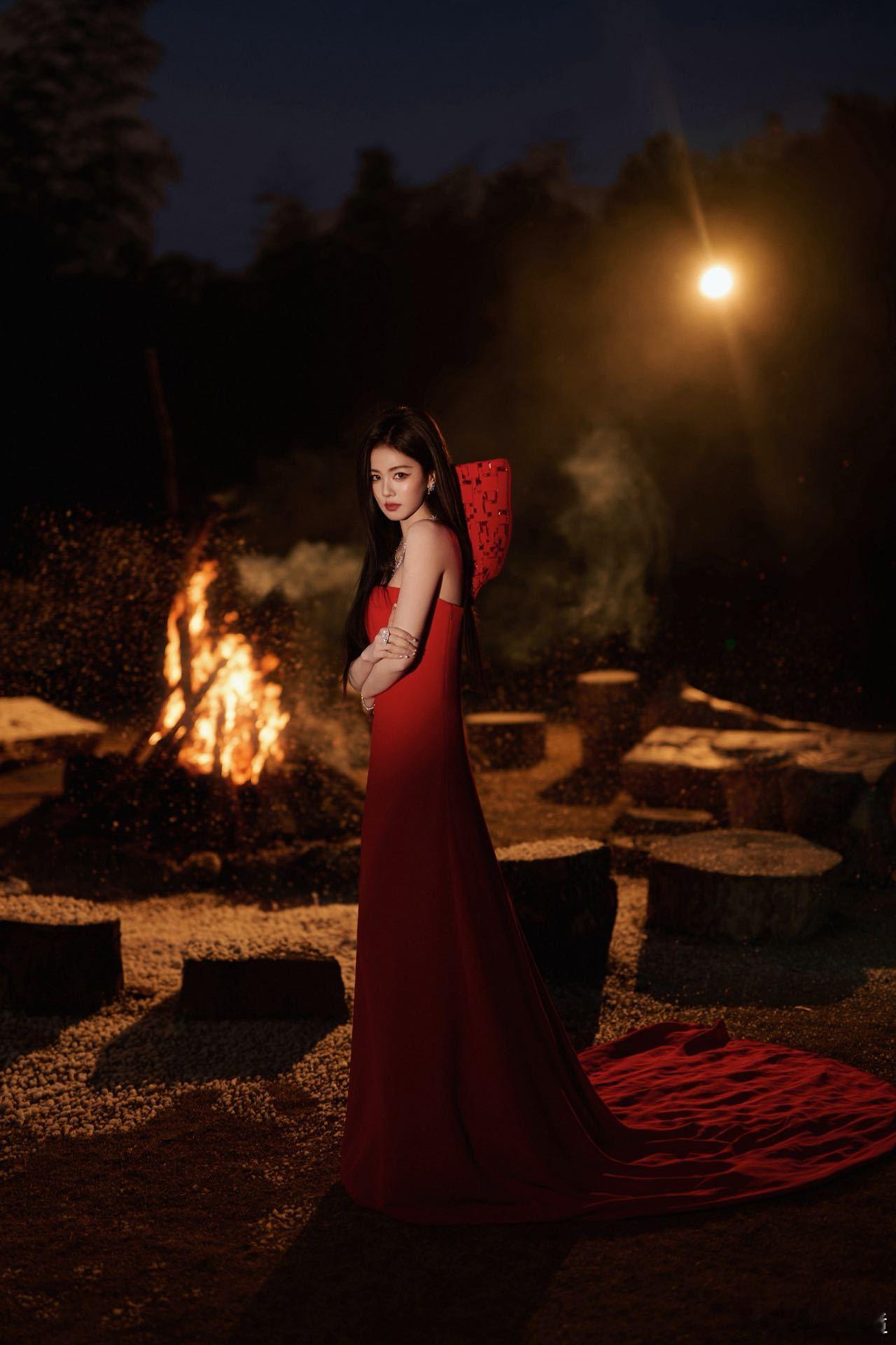 白鹿26年首套高定造型红裙飘逸，光影流转！白鹿26年首套高定造型太绝了，珠宝点缀