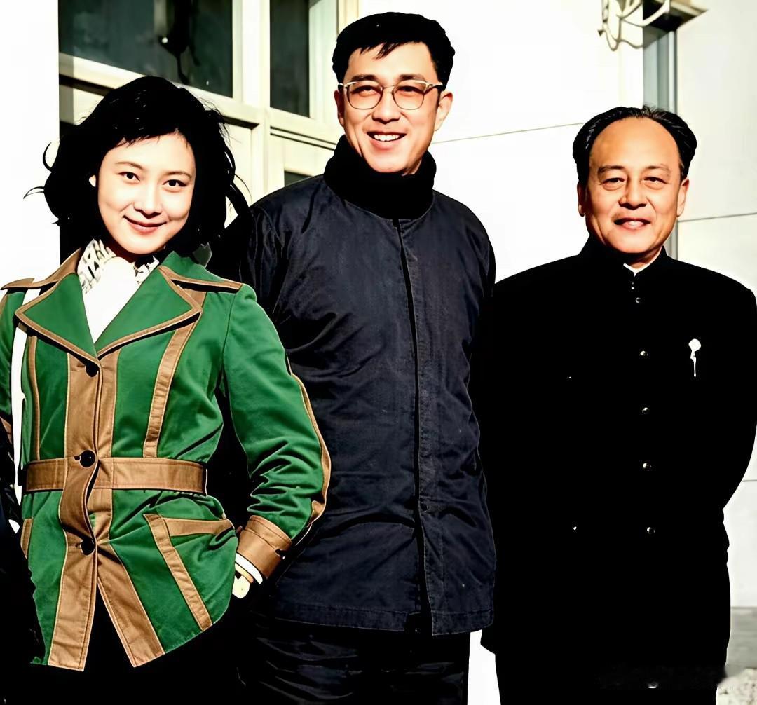 演员陈冲，大导演谢晋，老戏骨韩非，神态自然放松，上影黄金时代珍贵老照片！彼时的陈