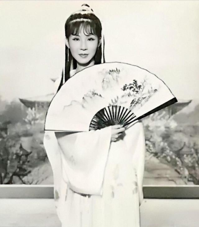 1998年，富婆杨钧钧投资3000W，拍摄《西门无恨》，她要求男主角一定是美男子