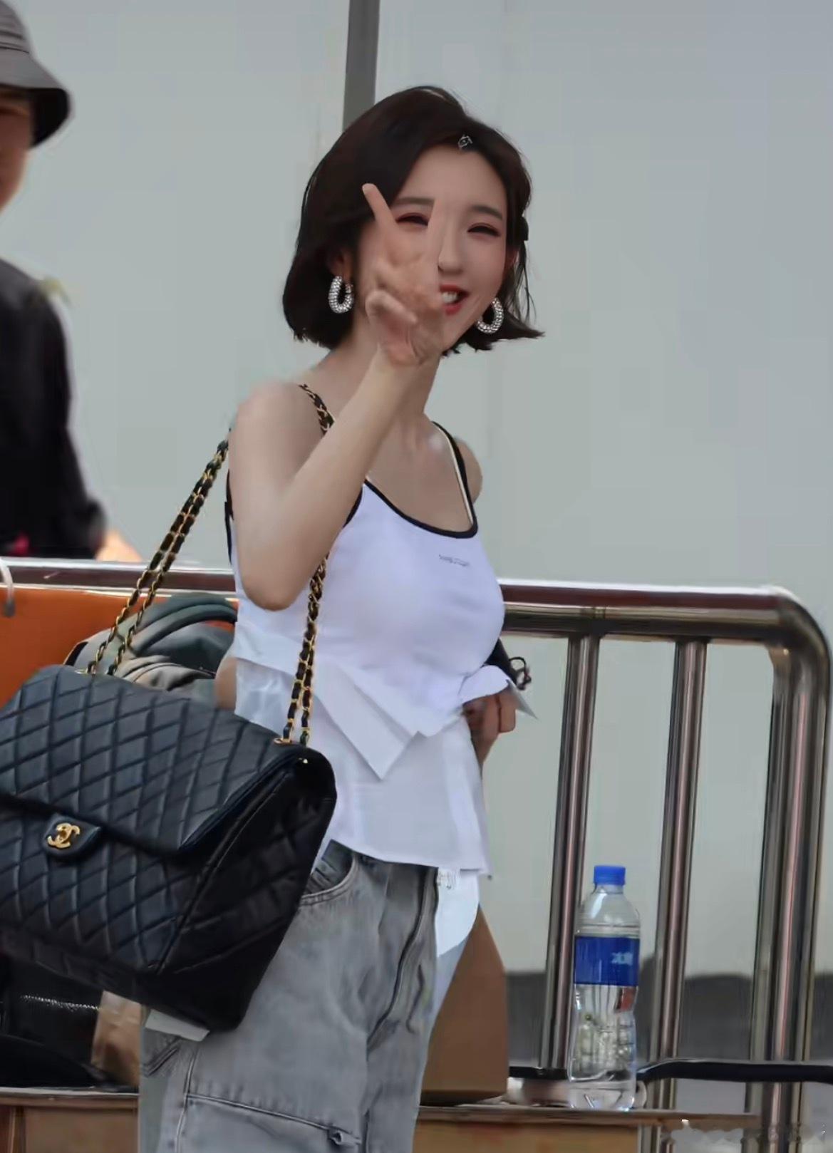 雷霆大包上挂了个唐艺昕发现唐艺昕去上班都是小背心阔腿裤和一个雷霆大包组合，这个我