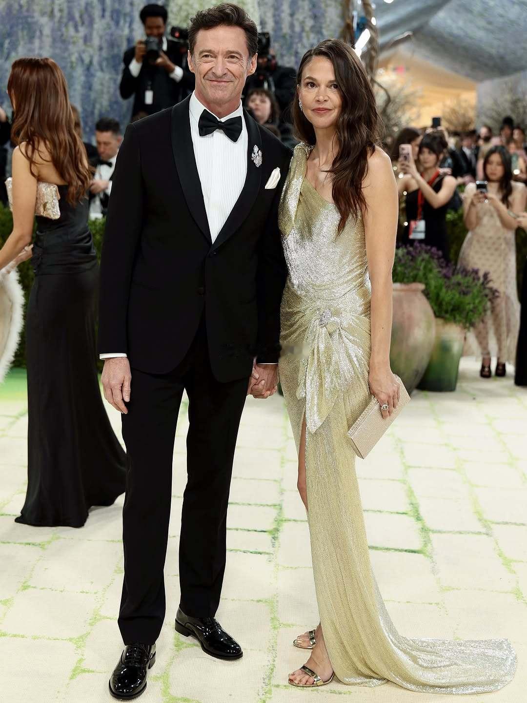 2026MetGala红毯｜休·杰克曼牵手女友SuttonFoster一