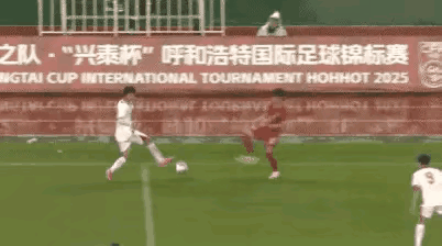 “兴泰杯”U16中越之战第60分钟，张君豪直红被罚下场，给球队造成极大被动。