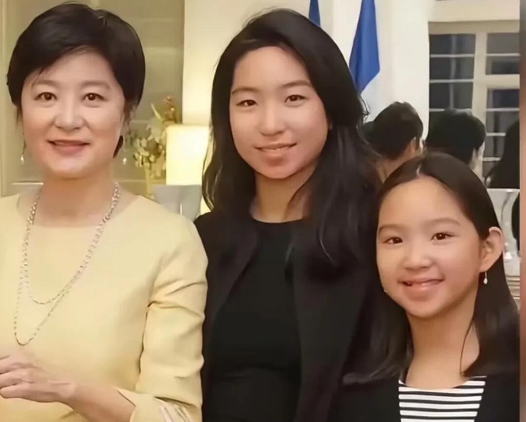 说实话，林青霞的女儿颜值太一般了，完全没有女神一点点的影子。皮肤有点黝黑，完全是