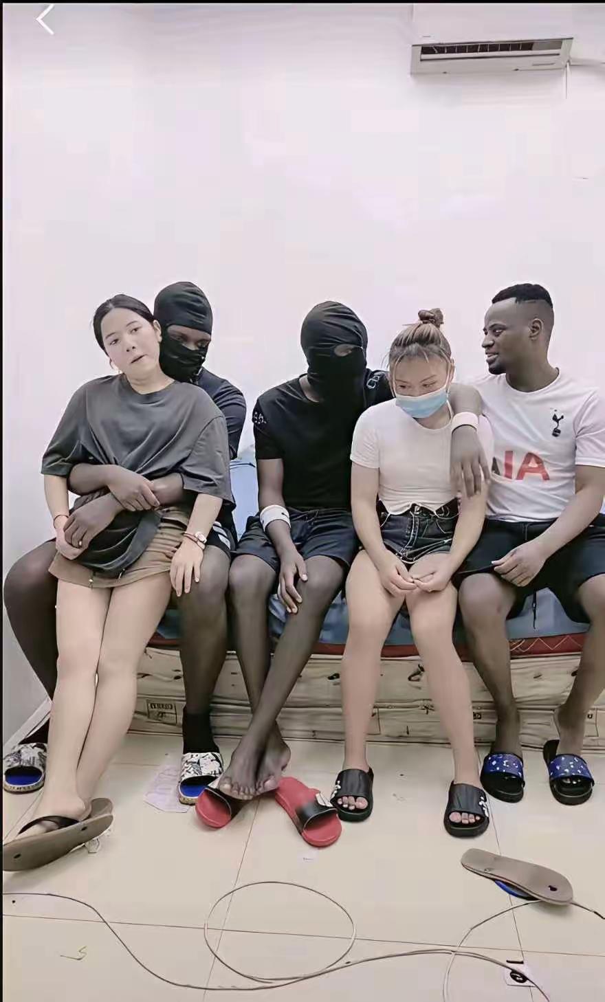 真搞不懂。这些女生到底图什么啊，照片里五个年轻人坐在床边，两名中国女生与三名